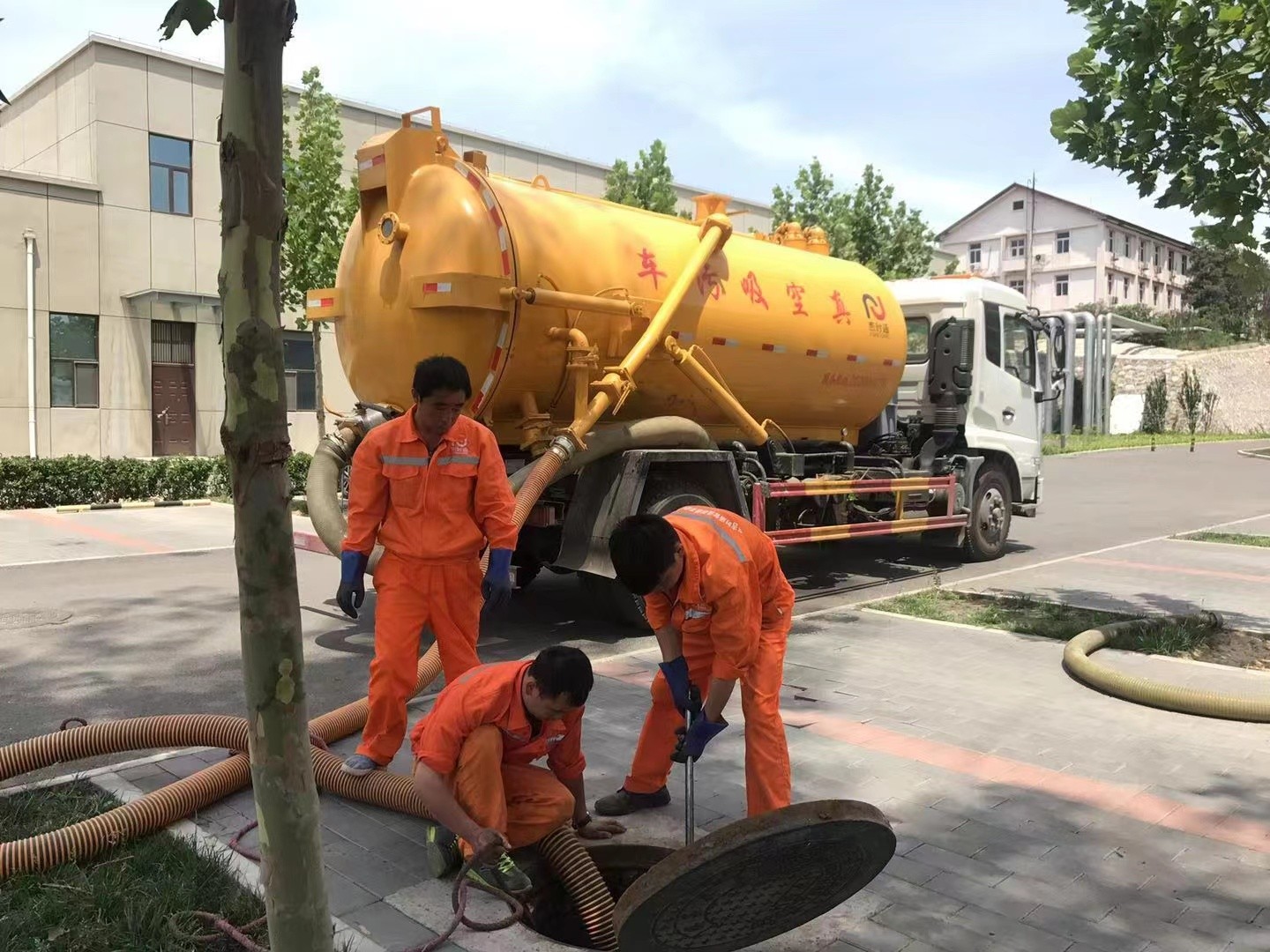 洪湖管道疏通车停在窨井附近