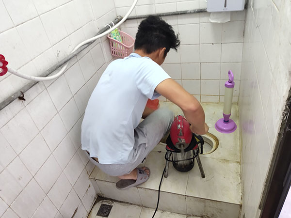 洪湖管道堵塞冒臭气 专业师傅现场解决问题