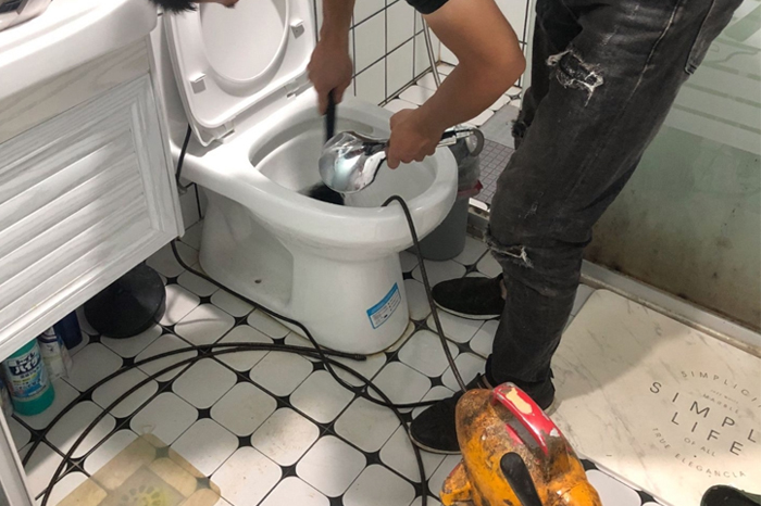 洪湖马桶堵塞自己疏通还是找师傅?专业上门服务让你省时更省心